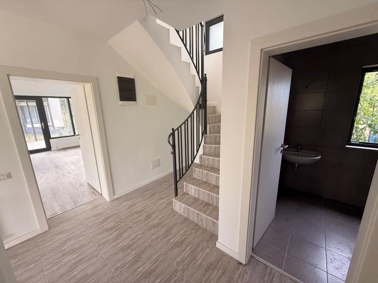 Duplex cu 4 camere cu Canalizare în Brătășanca