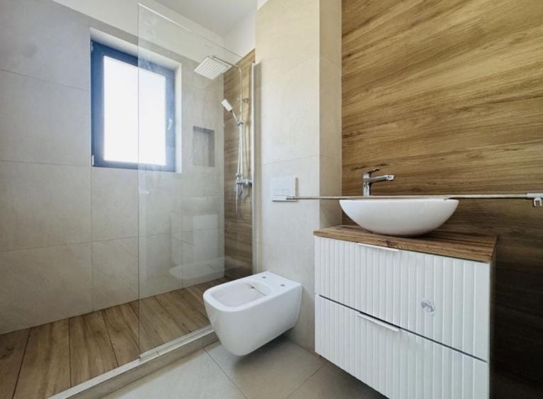 Casă individuală cu 4 camere cu Canalizare în Domnești