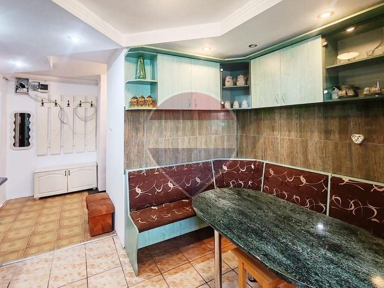 Apartament cu 3 camere semidecomandat, mobilat în Rogerius