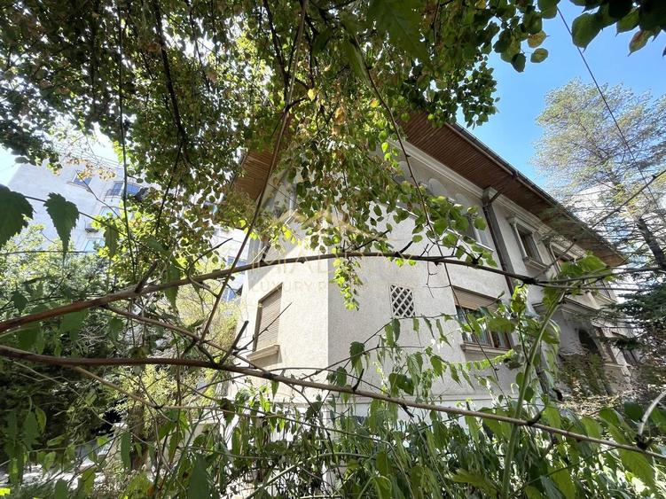 Apartament cu 5 camere decomandat în Primăverii