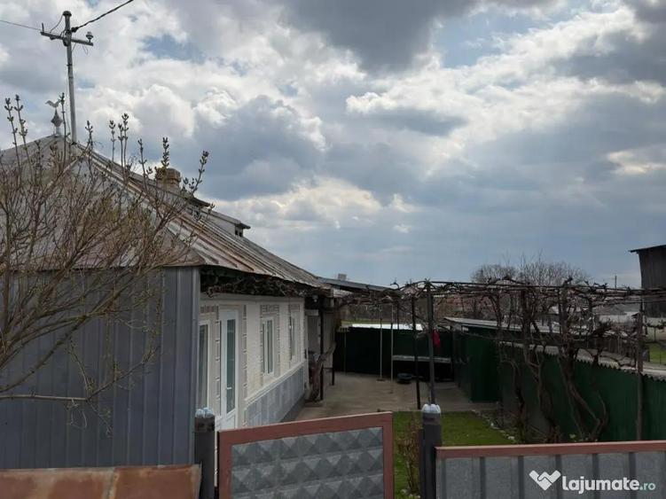 Casă cu 4 camere cu Teren 1000 Mp în Bodești