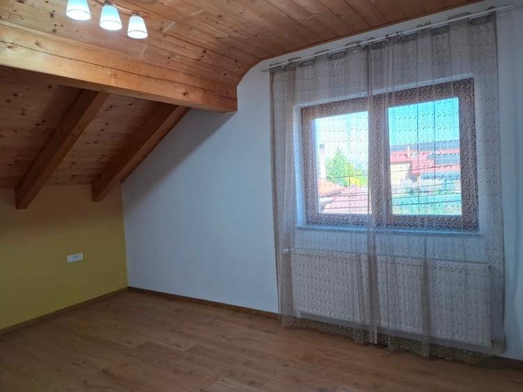 Casă individuală cu 4 camere cu Canalizare în Șimian