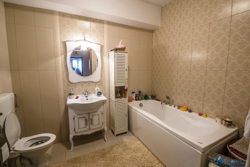 Apartament cu 3 camere decomandat, mobilat în Exterior Vest