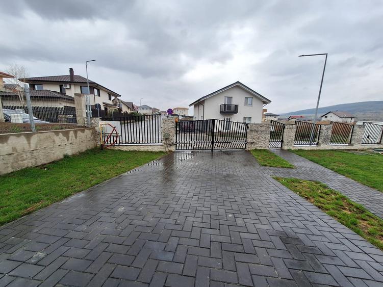 Casă individuală cu 5 camere cu Canalizare în Chinteni