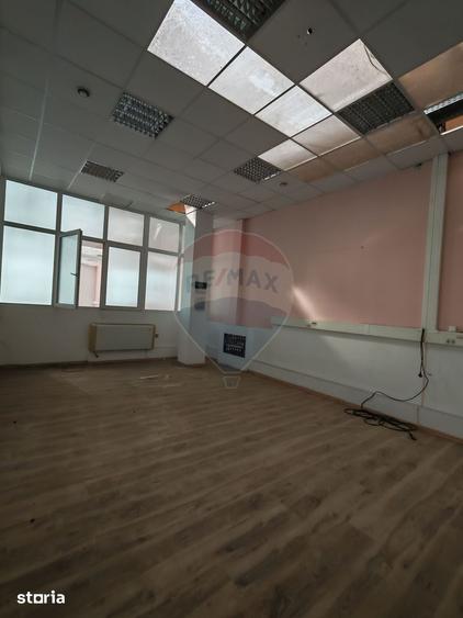 Spațiu comercial, de 2,100 mp, în Valea Rosie