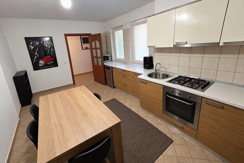 Apartament cu 4 camere decomandat în Decebal