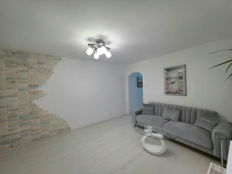 Apartament cu 3 camere semidecomandat, mobilat în Gorjului