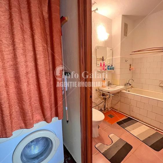 Apartament cu 3 camere semidecomandat în Siret