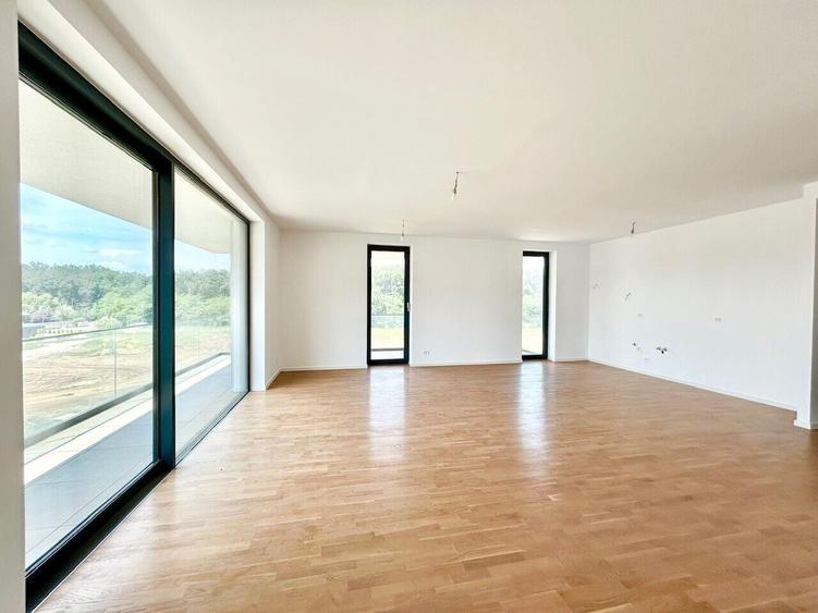 Apartament cu 4 camere decomandat în Băneasa