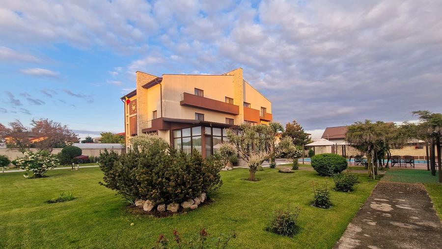 Casă individuală cu 17 camere cu Piscina în Est