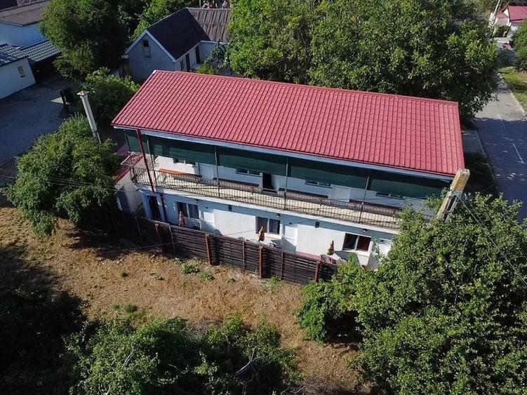 Casă individuală cu 15 camere cu Canalizare în Sud