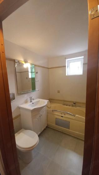 Apartament cu 3 camere semidecomandat în Apărătorii Patriei