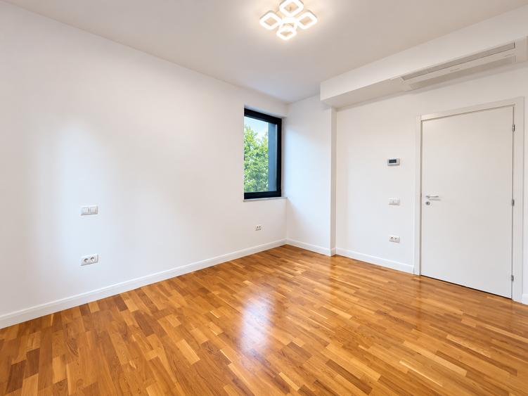 Casă individuală cu 5 camere cu Canalizare în Central