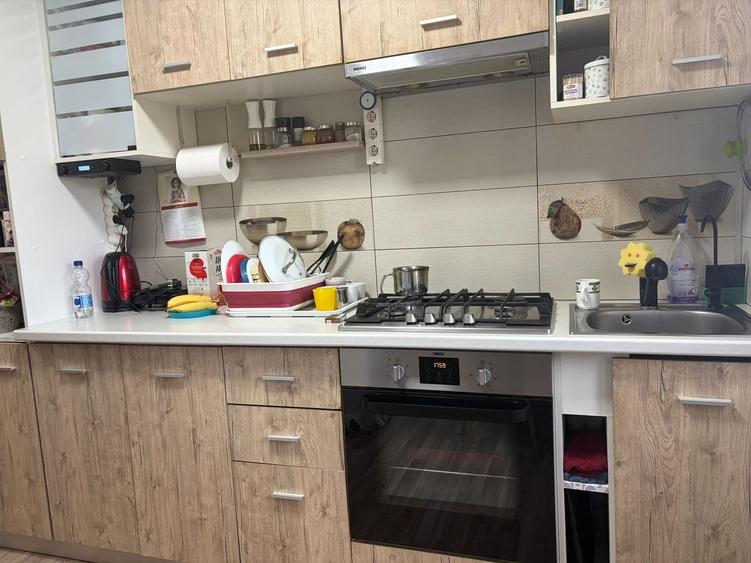 Apartament cu 3 camere semidecomandat, mobilat în Alexandru Obregia