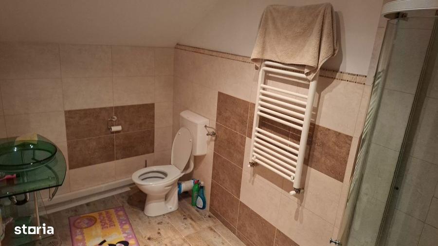 Casă cu 6 camere semidecomandat cu Teren 1400 Mp în Central