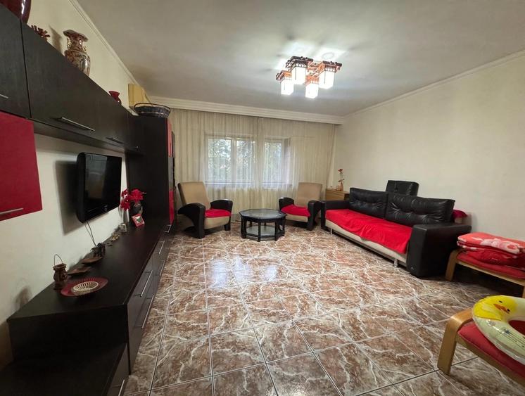 Apartament cu 3 camere decomandat în Capitol