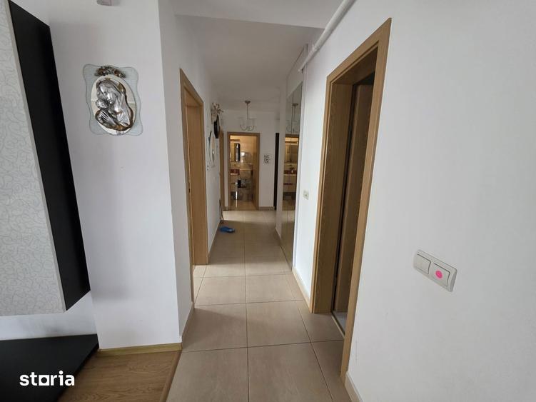 Apartament cu 3 camere decomandat în Tractorul