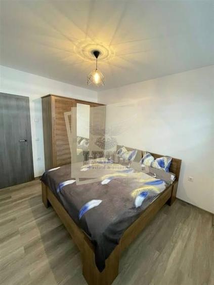 Apartament cu 3 camere semidecomandat, mobilat în Piața Cluj