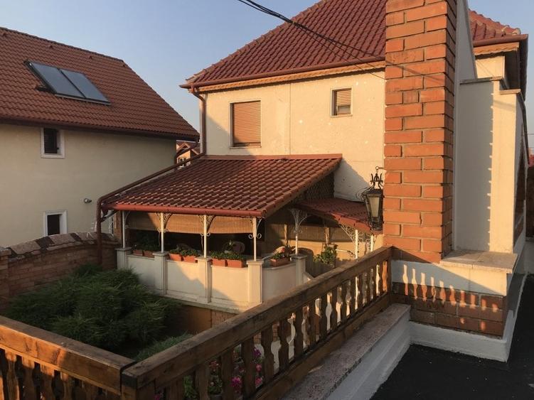 Casă cu 7 camere cu Canalizare în Giroc