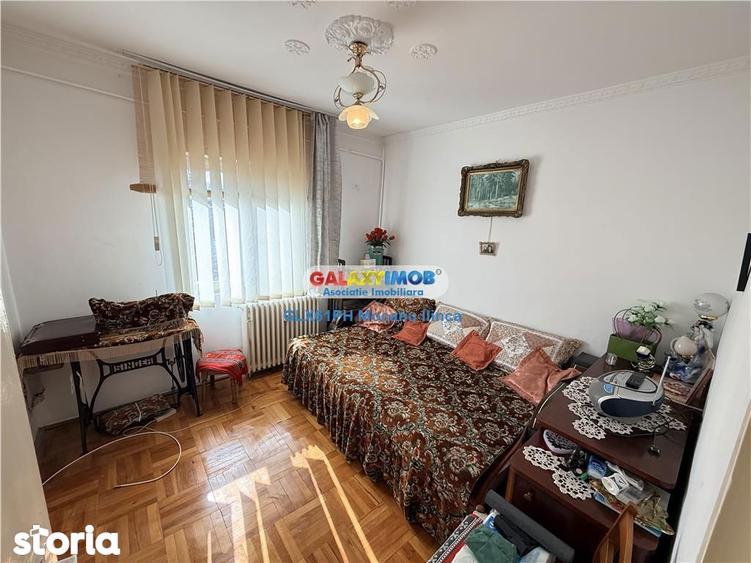Apartament cu 3 camere semidecomandat, mobilat în Vest