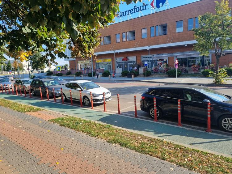 Apartament cu 3 camere decomandat, mobilat în Alexandru cel Bun