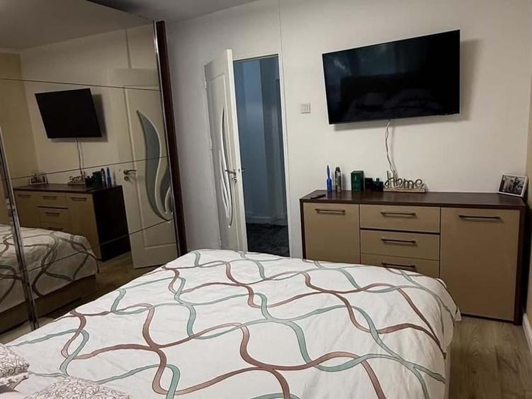 Apartament cu 3 camere decomandat, mobilat în Central