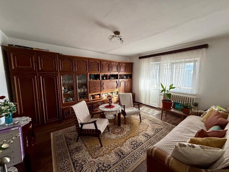 Apartament cu 3 camere decomandat în Lenin