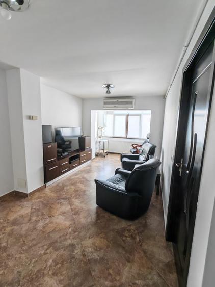 Apartament cu 3 camere semidecomandat în Central