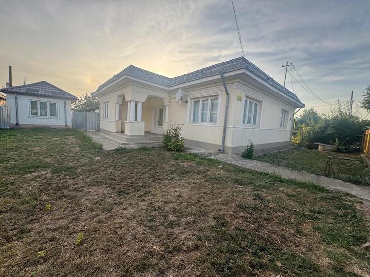 Casă cu 4 camere decomandat în Central