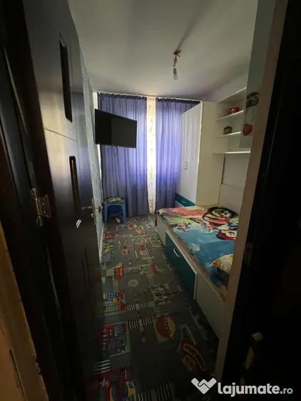 Apartament cu 3 camere semidecomandat în Găvana