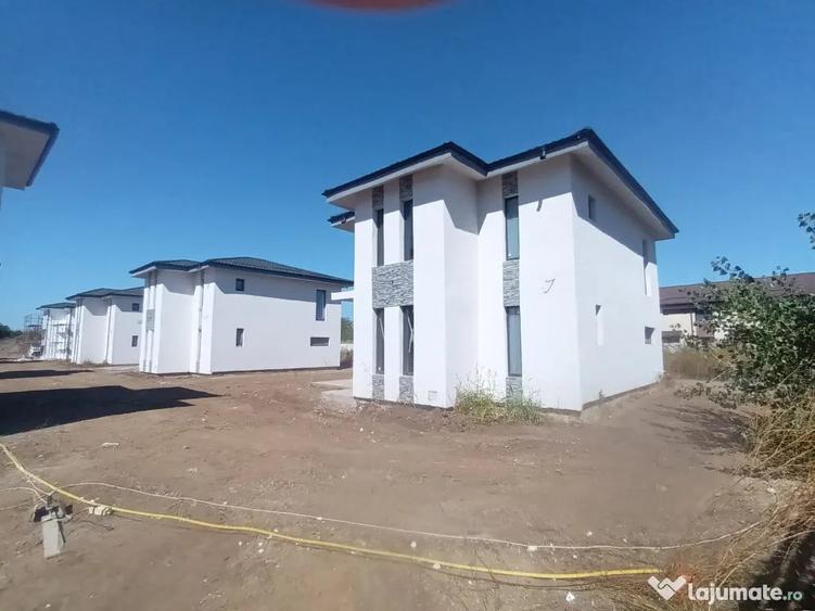 Casă cu 4 camere cu Teren 400 Mp în Central