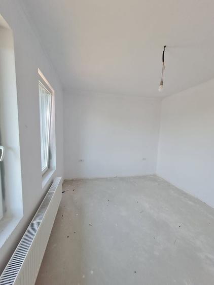 Duplex cu 4 camere cu Canalizare în Parța