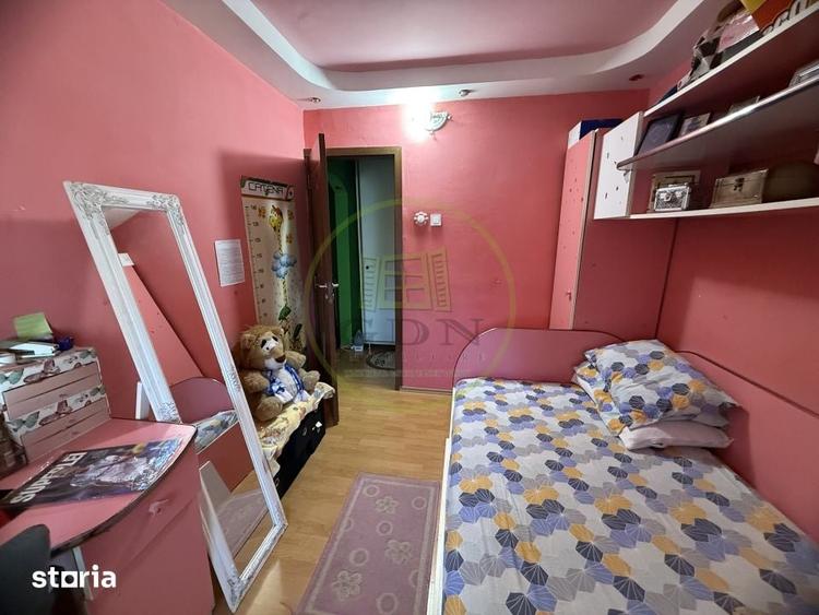 Apartament cu 3 camere semidecomandat în Craiovița Nouă