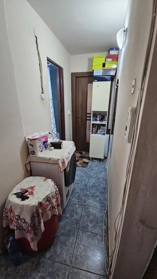 Apartament cu 3 camere semidecomandat, mobilat în Valea Rosie