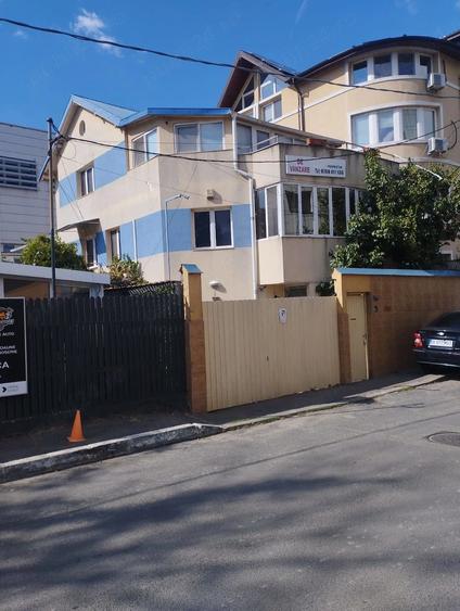 Casă cu 4 camere cu Teren 225 Mp în Splaiul Unirii