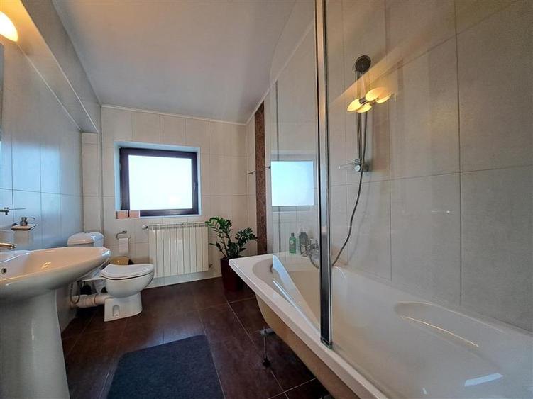 Casă individuală cu 8 camere cu Piscina în Samurcași