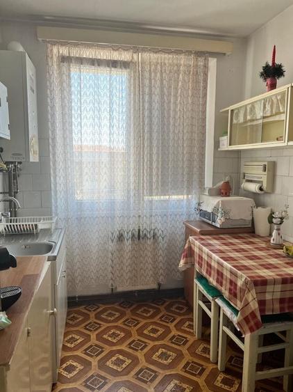 Apartament cu 3 camere semidecomandat în Est
