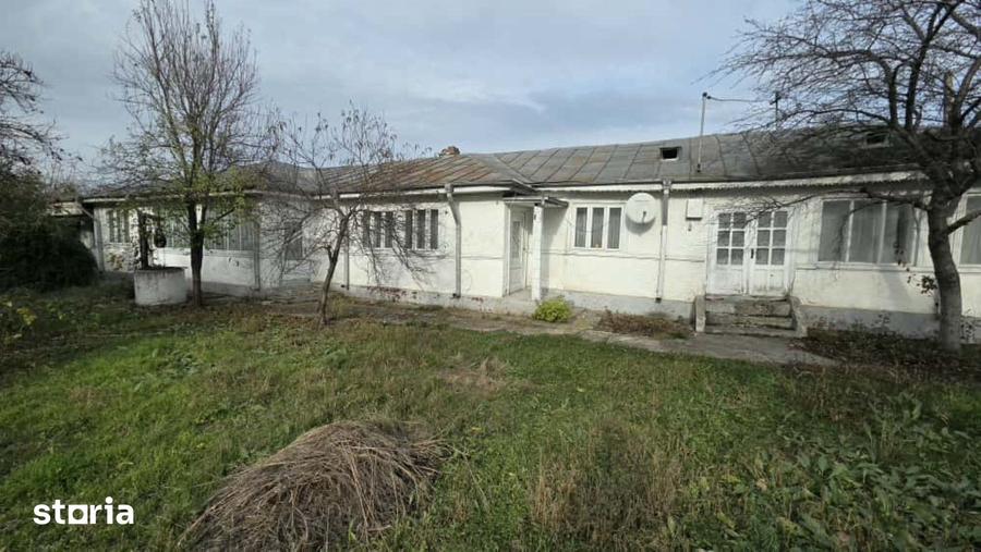Casă cu 10 camere semidecomandat cu Teren 3200 Mp în Gologanu