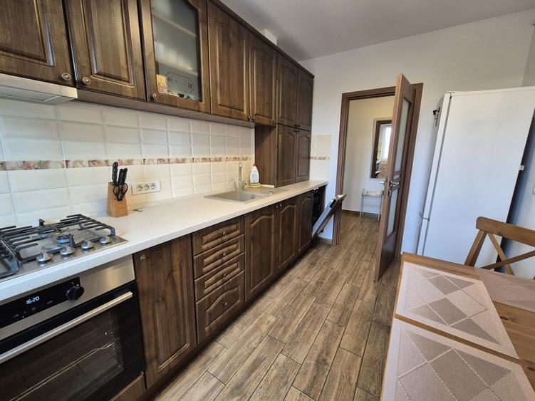 Apartament cu 4 camere semidecomandat, mobilat în Pantelimon