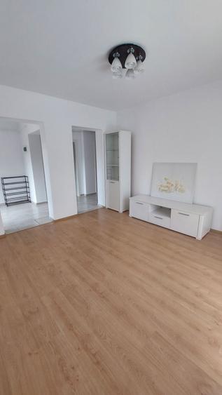 Apartament cu 3 camere decomandat în Tractorul