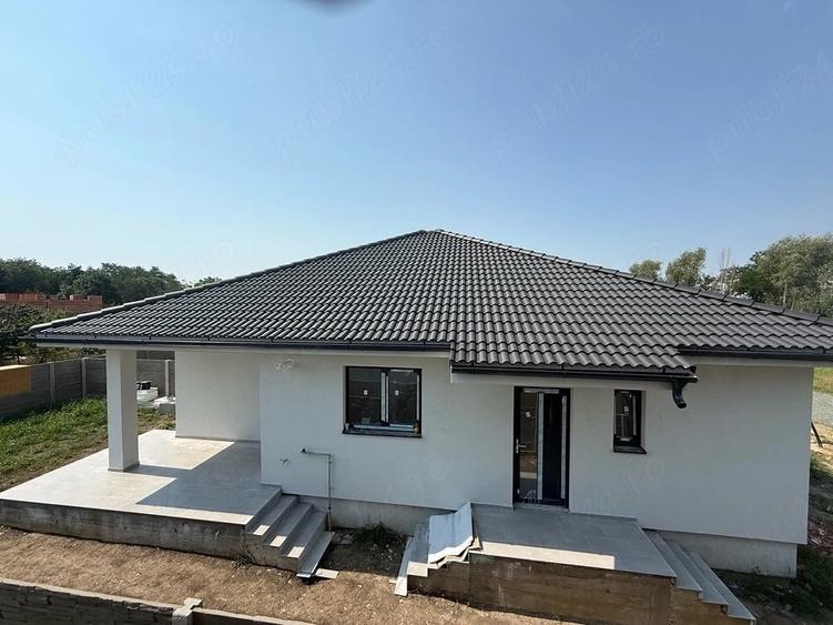 Casă cu 6 camere cu Teren 250 Mp în Albina