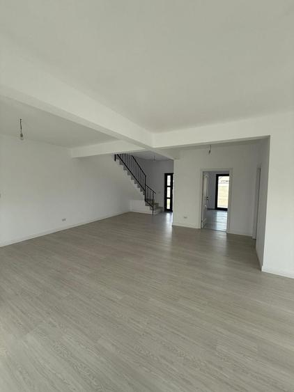 Casă individuală cu 4 camere cu Canalizare în Central