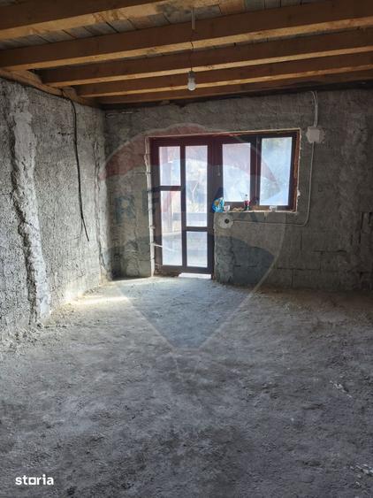 Casă cu 5 camere cu Teren 200 Mp în Poiana Țapului