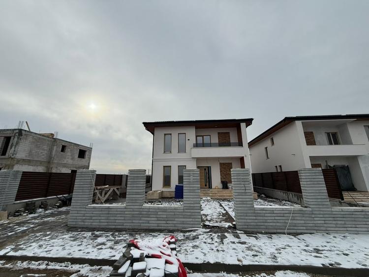Casă individuală cu 5 camere cu Canalizare în Dobroești
