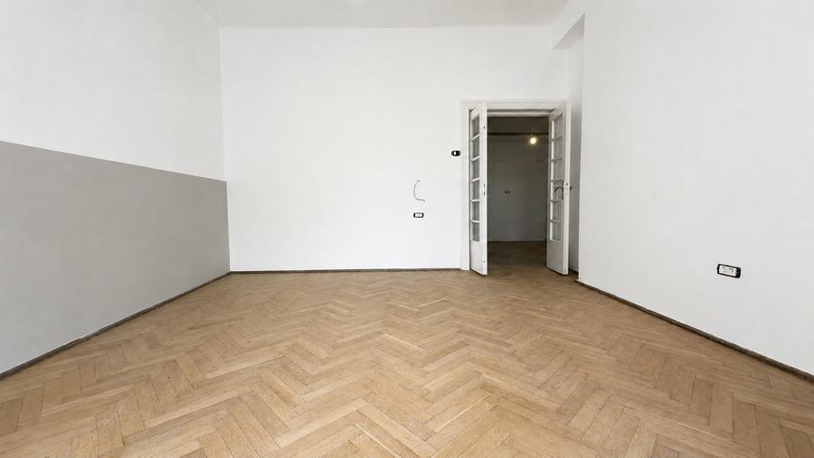 Apartament cu 5 camere decomandat în P-ța Victoriei