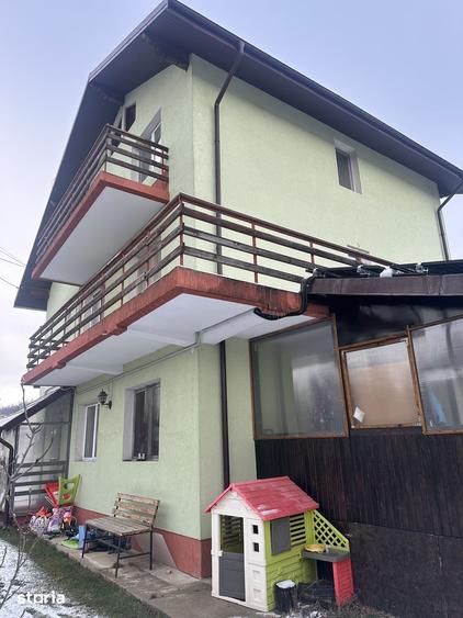 Casă cu 8 camere decomandat cu Teren 1000 Mp în Cornu