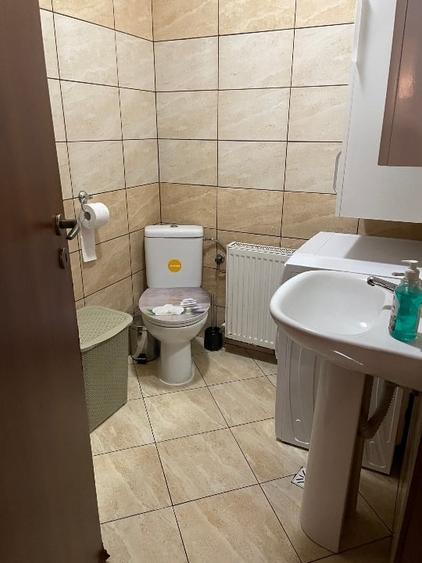 Apartament cu 3 camere semidecomandat, mobilat în Calea Moldovei