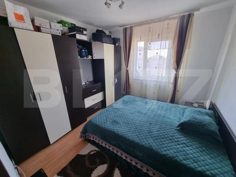 Apartament cu 3 camere semidecomandat, mobilat în Craiovița Nouă
