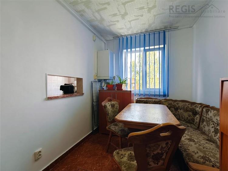 Apartament cu 3 camere semidecomandat în Florilor