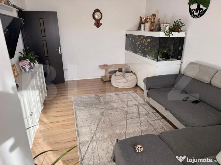 Apartament cu 3 camere decomandat în Tractorul
